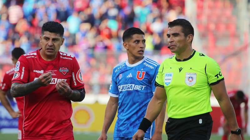 VIDEO | Leandro Fernández estalló contra el árbitro José Cabero en la final de Copa Chile: “Cagón de m...”