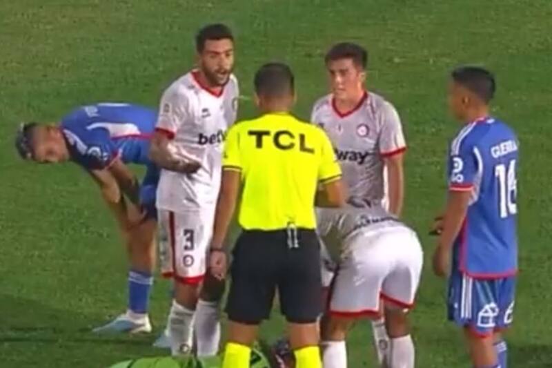 El momento en que Leandro Fernández guarda entre sus medias uno de los objetos arrojados desde la galería.