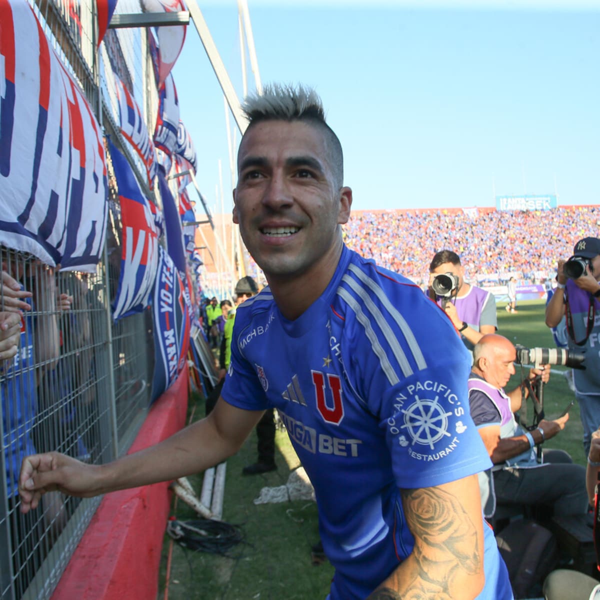 Hinchas de la U se toman la presentación de Leandro Fernández en Defensa y Justicia