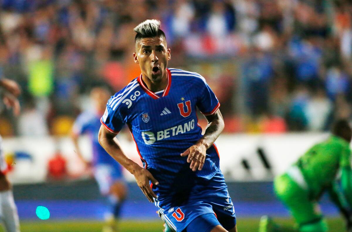 Fino y elegante: reconocido cantante argentino se lució con indumentaria de Universidad de Chile