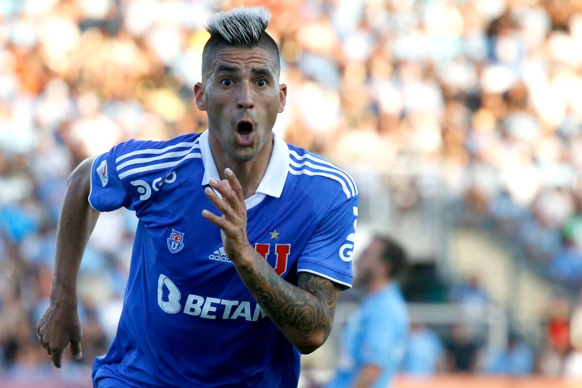 Leandro Fernández le dio la victoria a la U con un gol en los últimos minutos del partido ante O'Higgins. Foto: Agencia Aton.