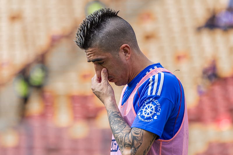 El delantero tocoó el balón con la mano dentro del área, pero el juez no cobró penal. Foto: Felipe Escobedo
