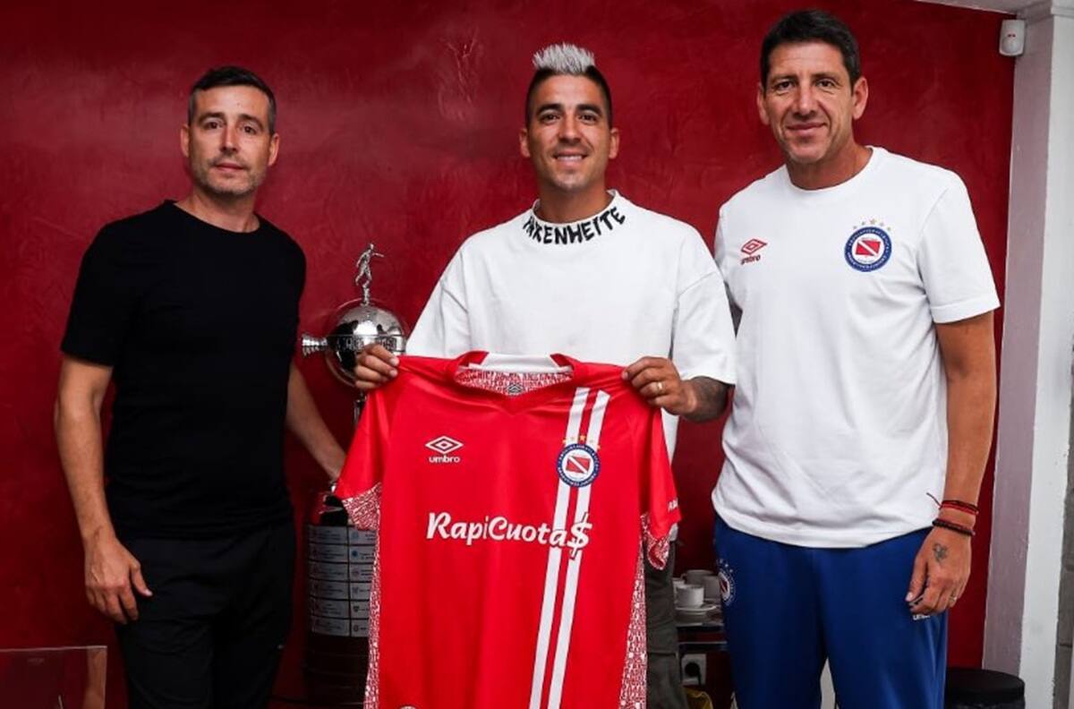 VIDEO | Llegó como estrella: así presentó Argentinos Juniors a Leandro Fernández