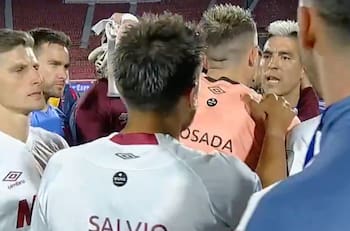VIDEO | El picante cruce de Leandro Fernández con el portero de Lanús tras el empate de la U