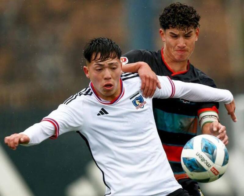 El extremo que la rompe en Colo Colo Proyección.