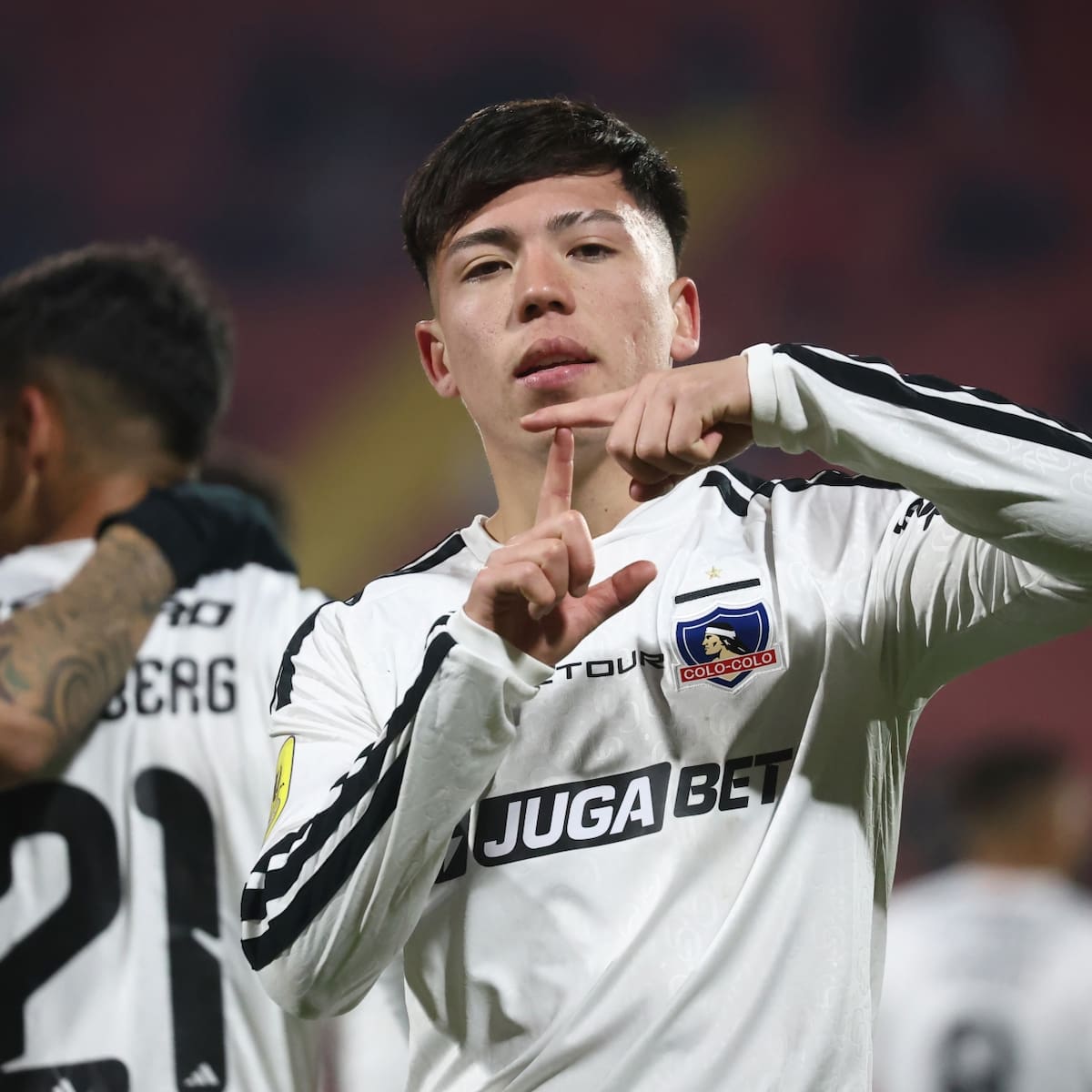 Sin cláusula y una importante mejora salarial: detalles de la renovación de Leandro Hernández en Colo-Colo