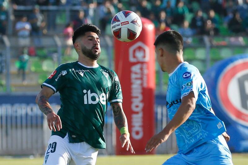 El ex Iquique disputa un balón con Matías Plaza de Wanderers. Al final, el argentino dejó con los crespos hechos al Decano. Foto: Agencia Aton.