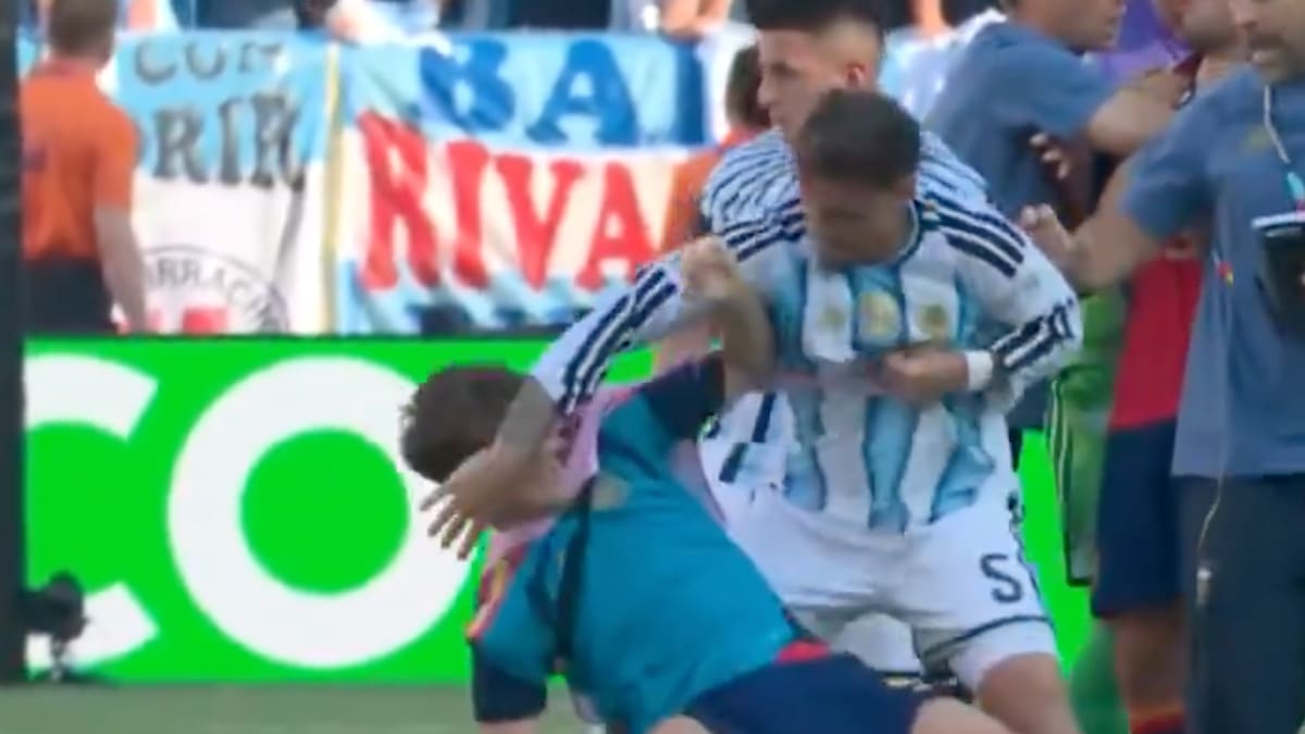 VIDEO | ¡Mal perdedor! Leandro Paredes no dejó celebrar a España y se puso a repartir manotazos