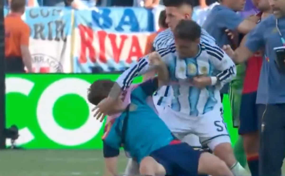 Se puso a pegar manotazos.