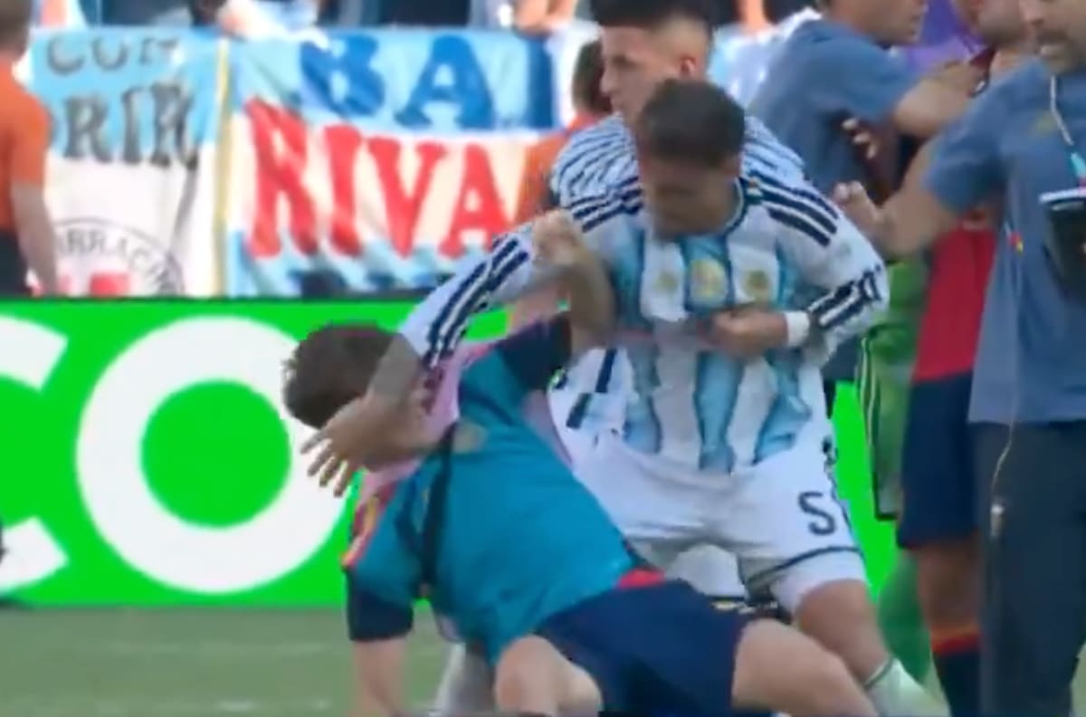 VIDEO | ¡Mal perdedor! Leandro Paredes no dejó celebrar a España y se puso a repartir manotazos