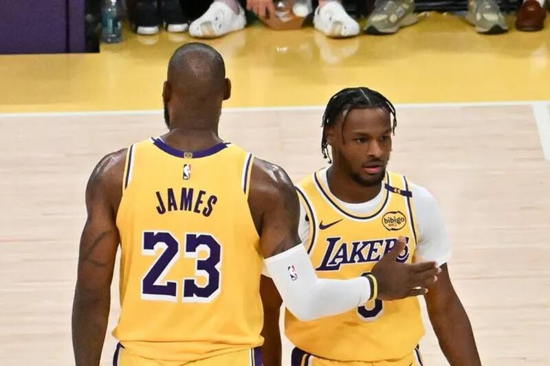 junto a su hijo Bronny en LA Lakers.