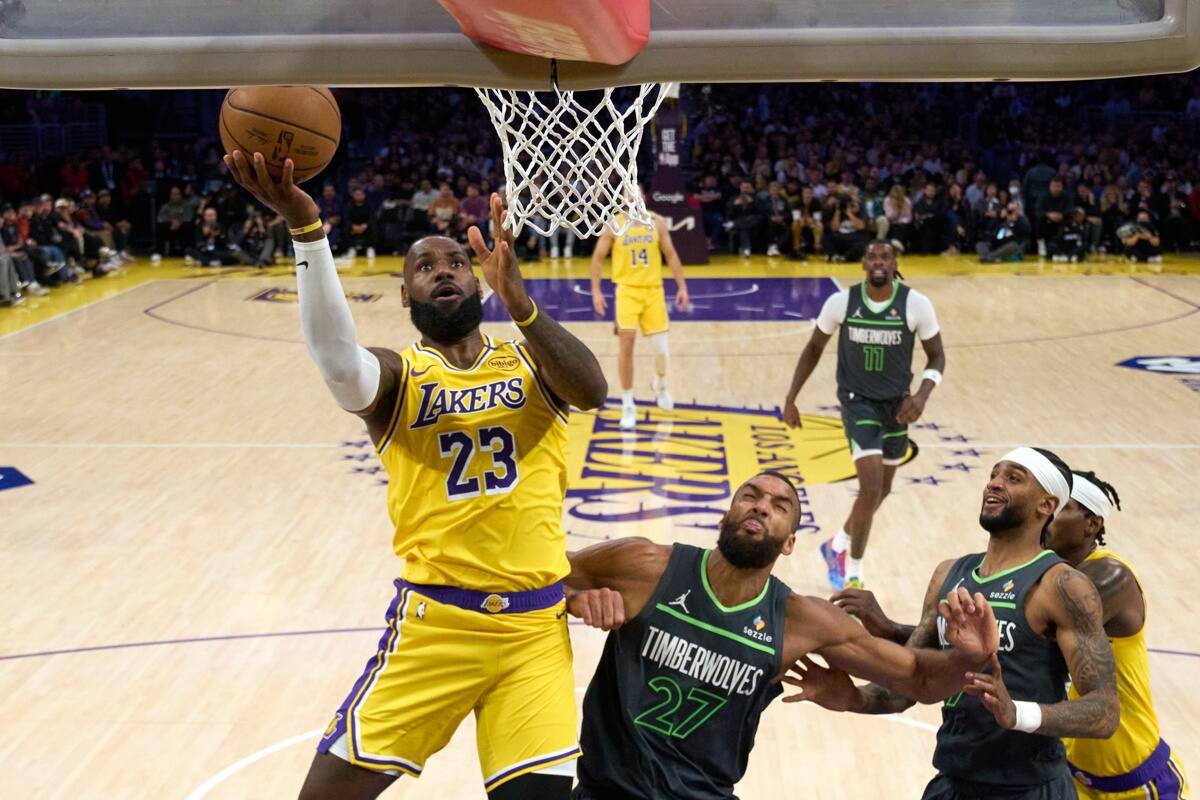 El King, una de las grandes figuras en la historia de la NBA, con la camiseta de los Lakers. Foto: EFE.