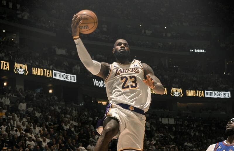 LeBron James jugando versus Denver Nuggets por Playoffs.