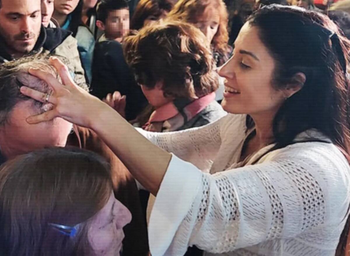 Se define como una representante de Dios en la tierra, a quien atribuye sus acciones.
