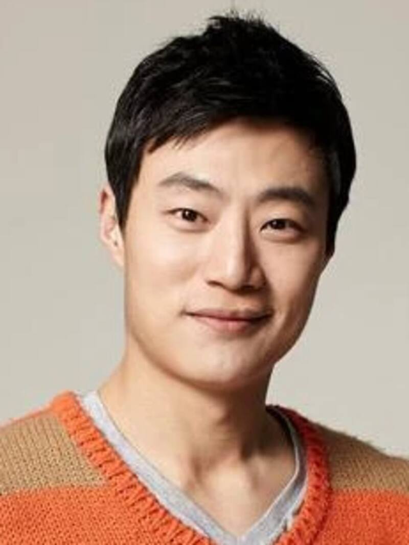 Lee Hee-jun como Song Chon