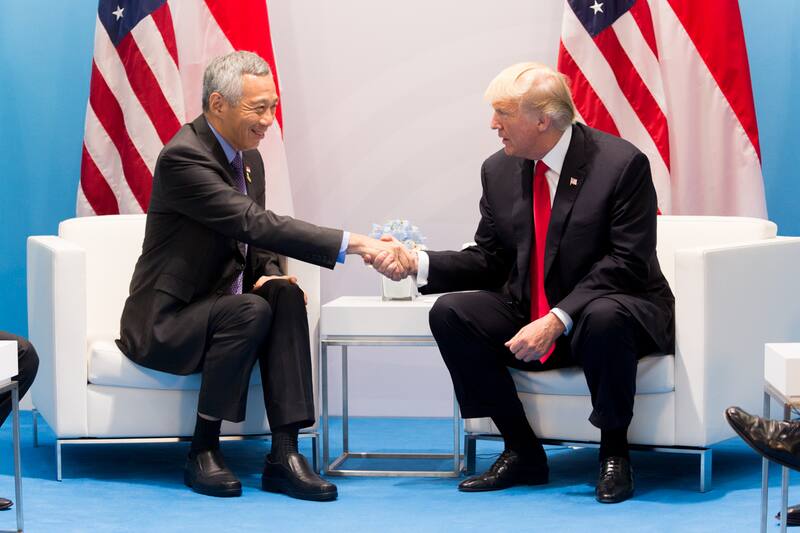 El primer ministro de Singapur junto a Donald Trump.