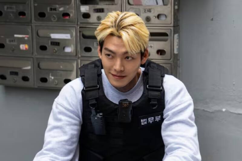 Lee Jung-do (Kim Woo-bin) acepta trabajar como agente de artes marciales. Créditos: Netflix