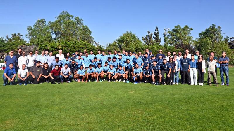 posa en la primera fila de la foto con unos llamativos zapatos color naranja