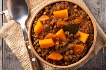Aprende a preparar esta exquisita receta de lentejas caseras que te harán recordar tu infancia