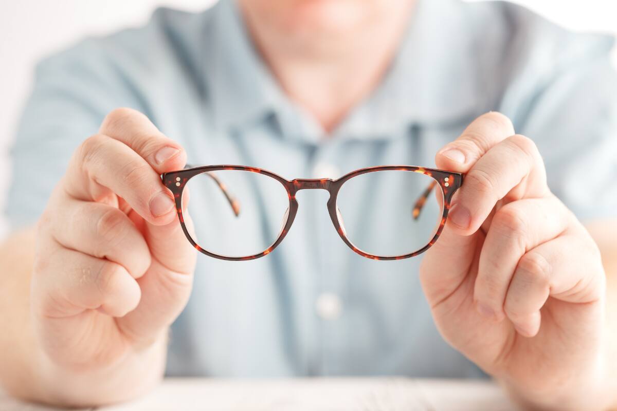Así puedes quitar las rayas de las gafas.