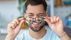 Este es el truco infalible que elimina los rayones en los cristales de tus lentes: solo DOS ingredientes caseros