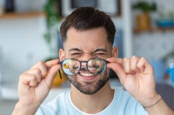 Este es el truco infalible que elimina los rayones en los cristales de tus lentes: solo DOS ingredientes caseros