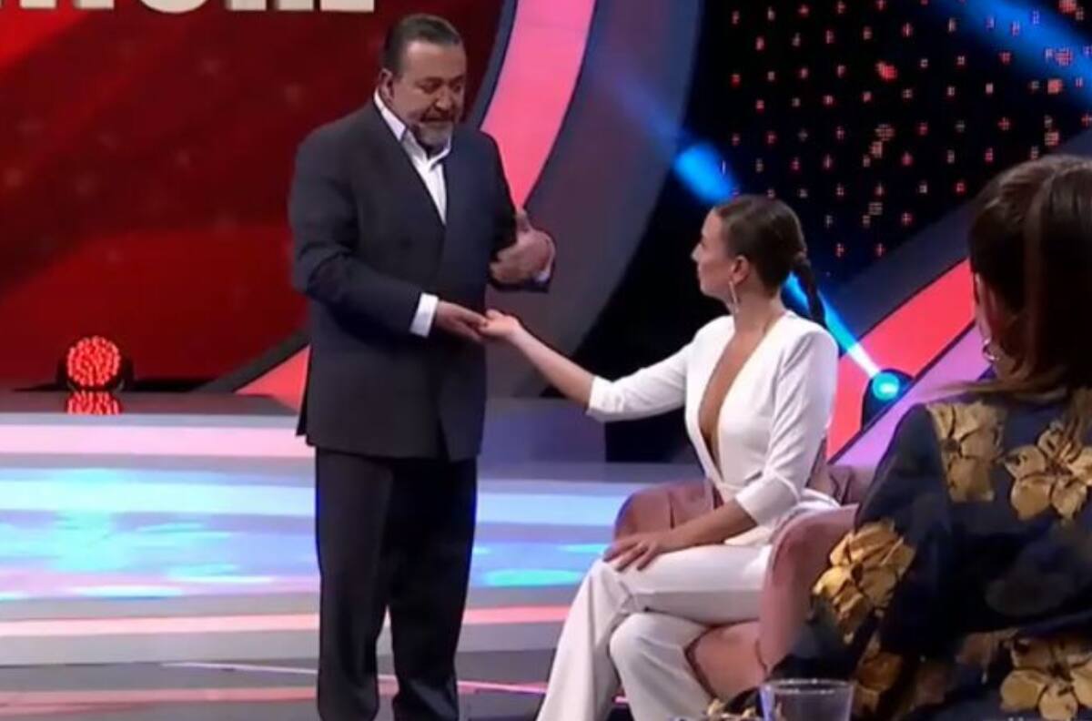 Les leyó la mano: Las impactantes predicciones que hizo Leo Caprile a las panelistas de “Juego Textual