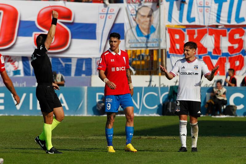 Cristián Garay le muestra tarjeta roja a Leonardo Gil. Foto: Aton.