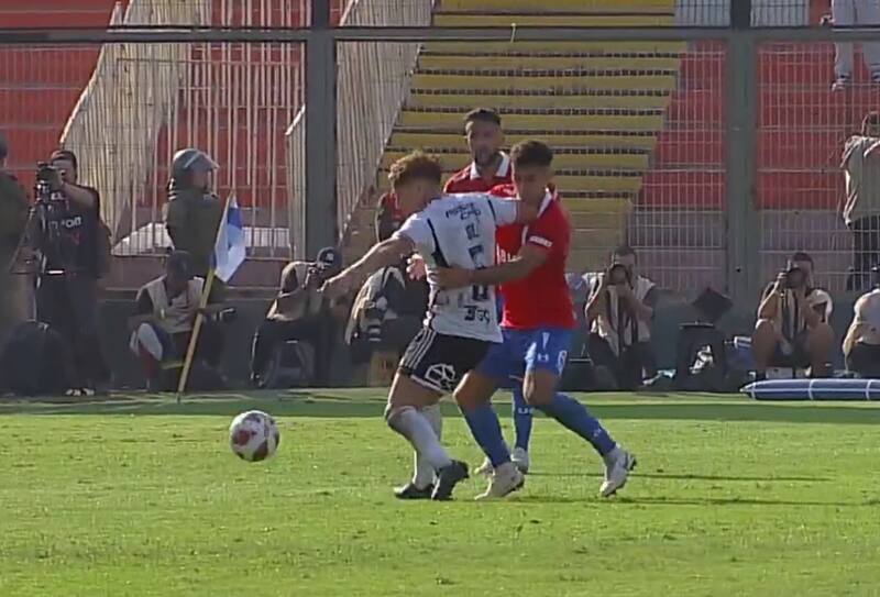 La expulsión del volante en el clásico entre Colo Colo y la UC. Foto: Reproducción.