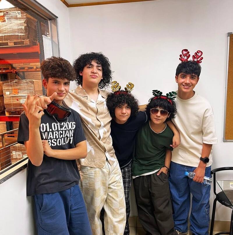 León Lagos junto a su banda, Lamvda.