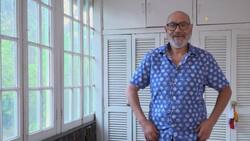 Con máquina de coser y cuadros de su pareja: Así es la casa de León Murillo