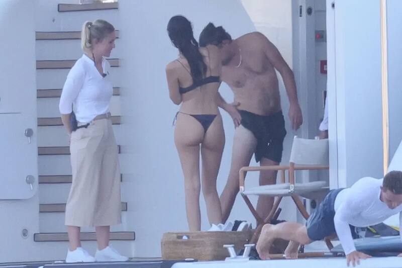 Leonardo DiCaprio y Vittoria Ceretti viendo qué le pasó al actor en el treasero
