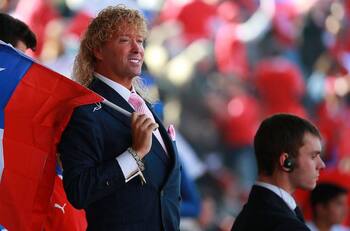 Leonardo Farkas se indigna por denuncia de Alexis Sánchez y compromete millonario aporte a La Roja