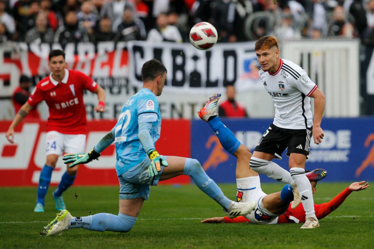 jugando por Colo Colo ante Universidad Católica (Foto: Photosport)