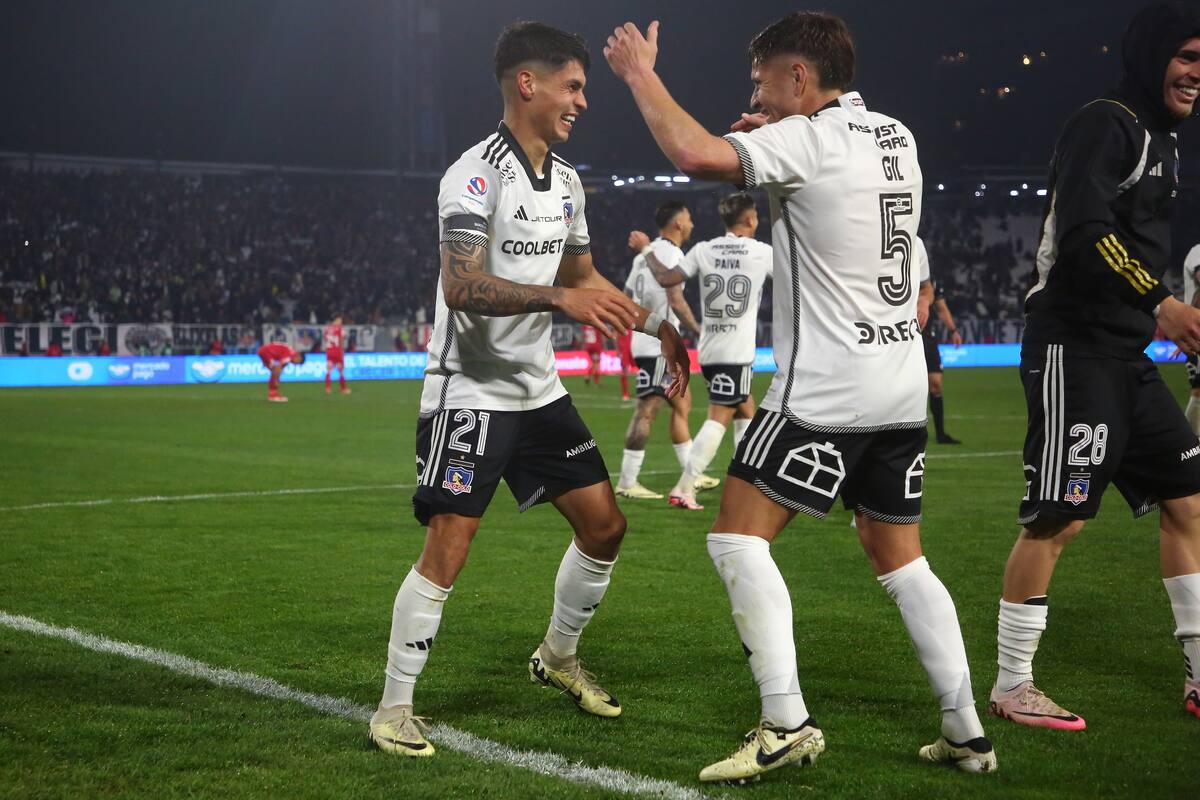 Leonardo Gil celebrando con Erick Wiemberg el segundo gol de Colo Colo. Foto: Agencia Aton