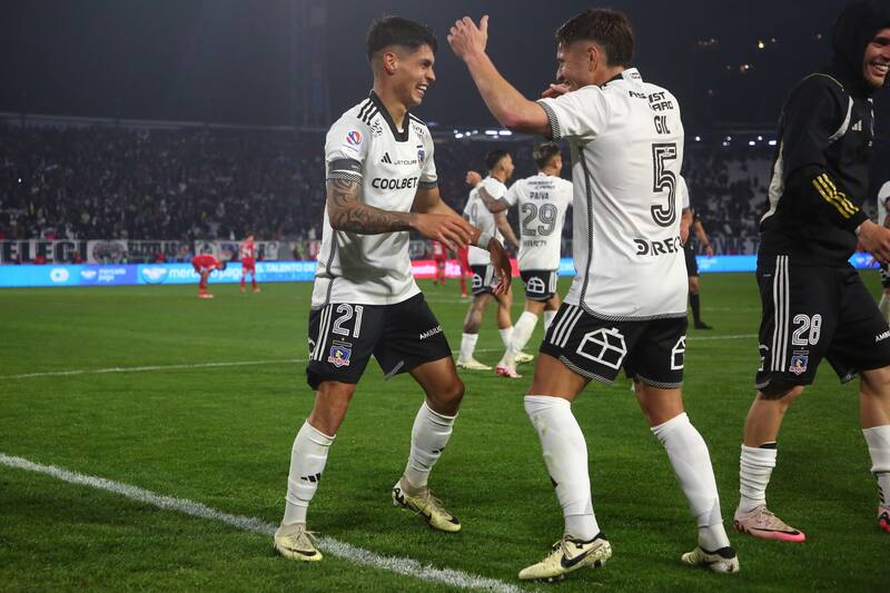Leonardo Gil celebrando con Erick Wiemberg el segundo gol de Colo Colo. Foto: Agencia Aton
