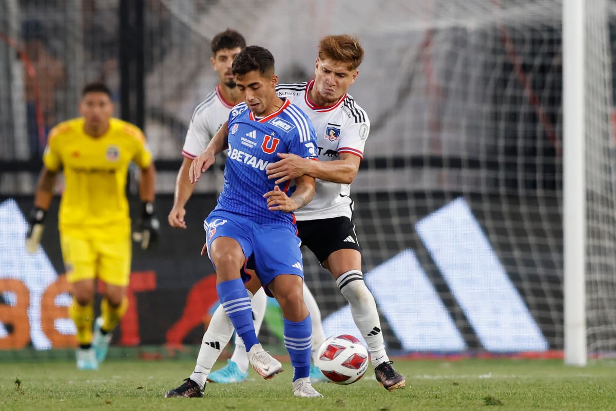 marcando a Lucas Assadi en el Superclásico del fútbol chileno (Foto: Aton)