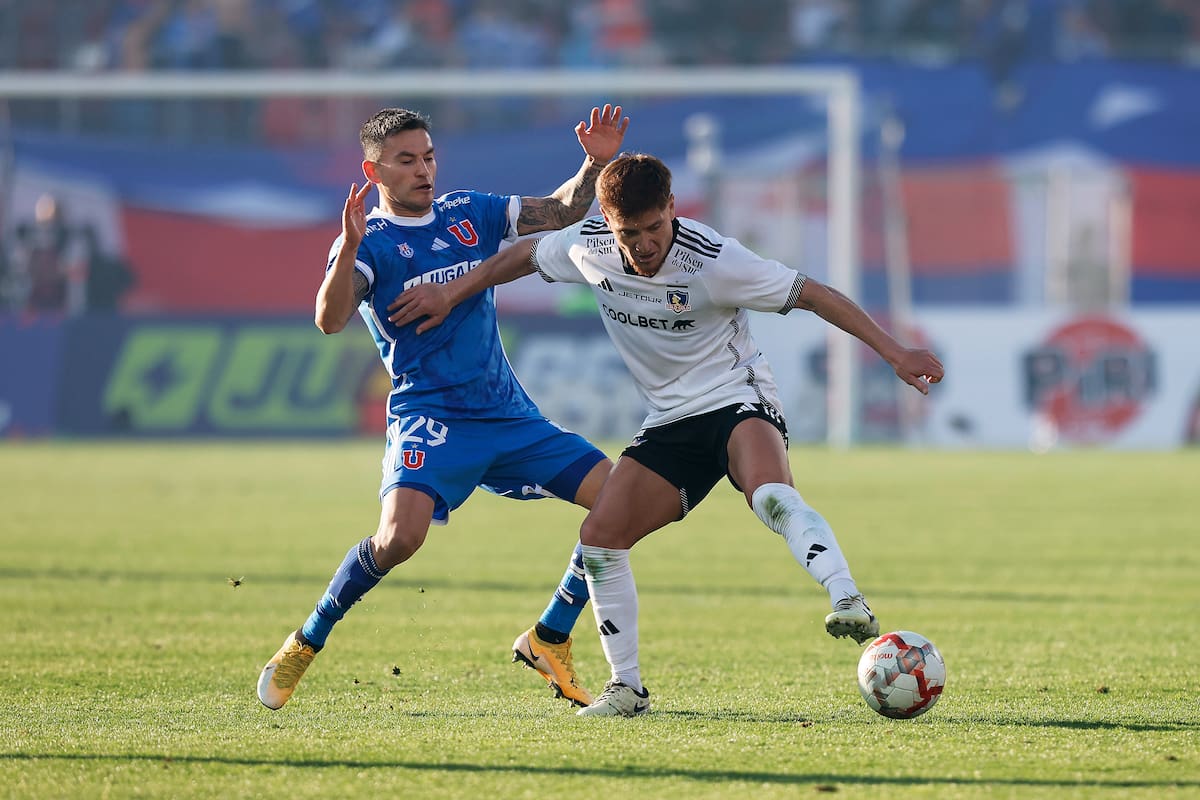 disputando el Superclásico frente a la U con Colo Colo. Foto: Agencia Aton