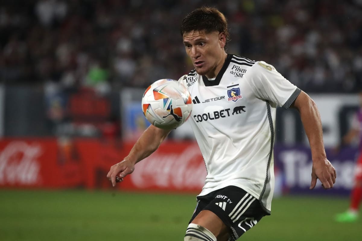 jugando por Colo Colo en el Estadio Monumental.