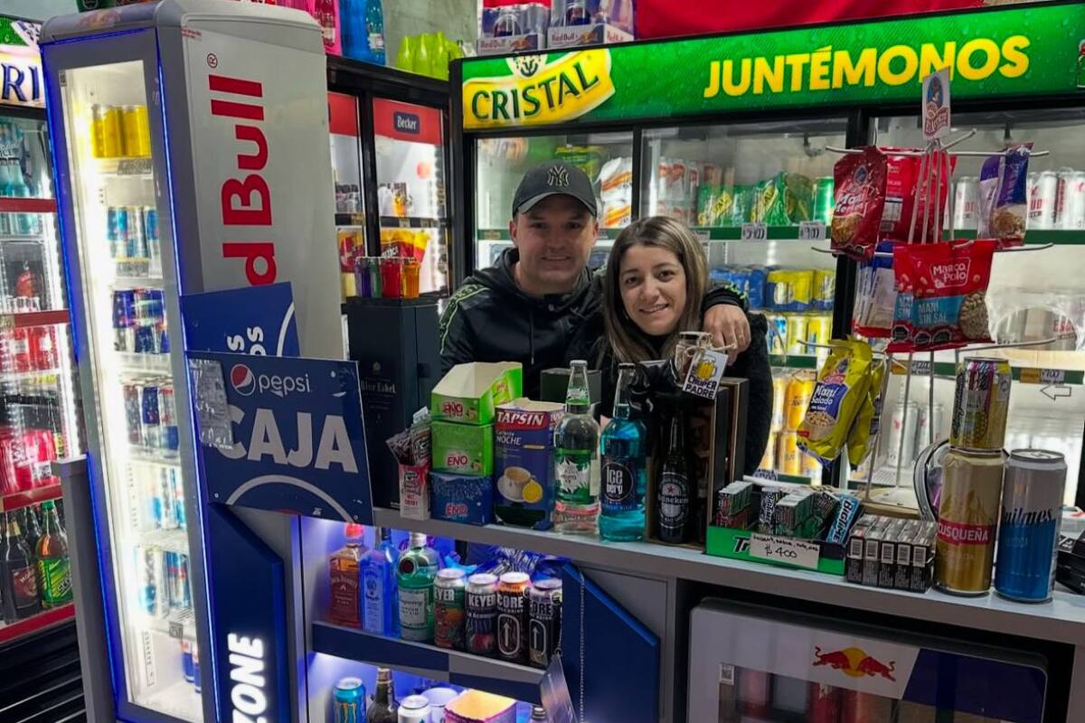 El delantero administra junto a su esposa diferentes locales.