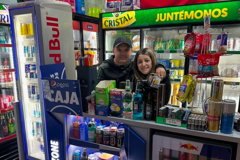 El delantero administra junto a su esposa diferentes locales.