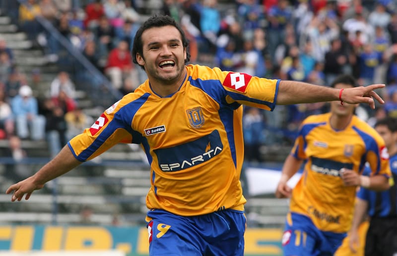 Fue goleador del Clausura 2006 jugando por Universidad de Concepción.