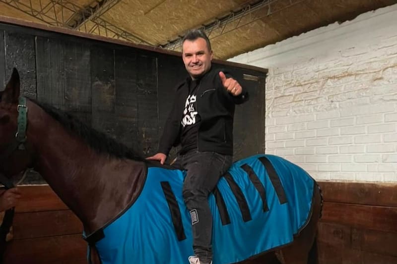 Así luce el exdelantero en la actualidad.