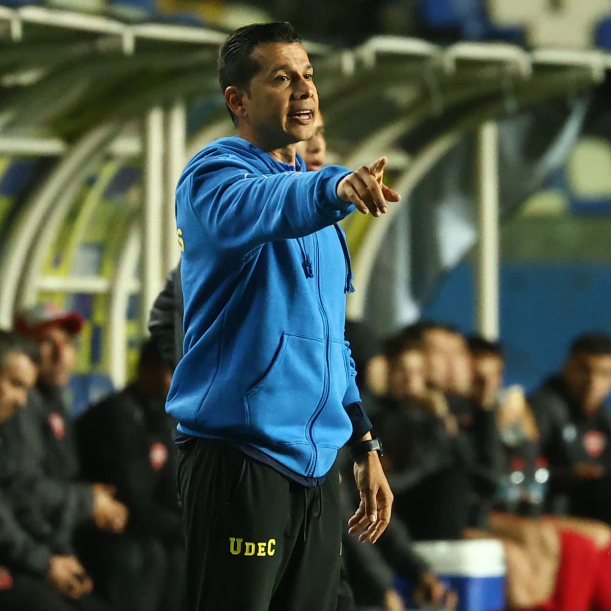 DT de Primera División corre peligro: Colegio de Entrenadores acusó que no puede dirigir en Chile