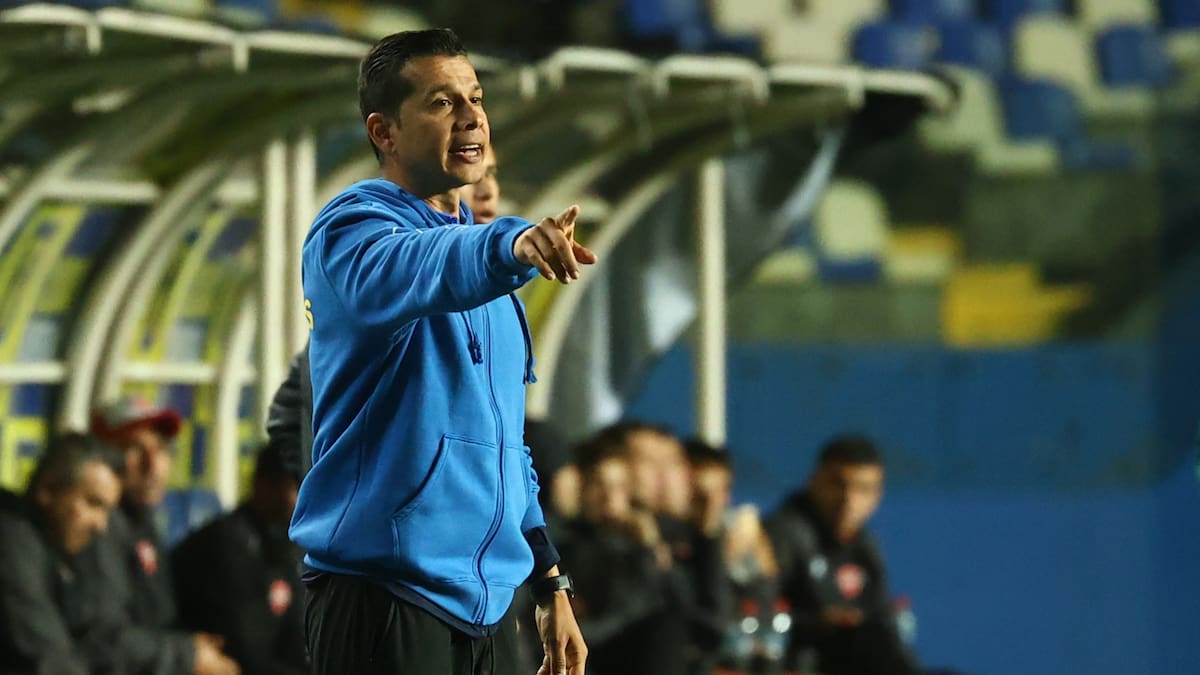 DT de Primera División corre peligro: Colegio de Entrenadores acusó que no puede dirigir en Chile