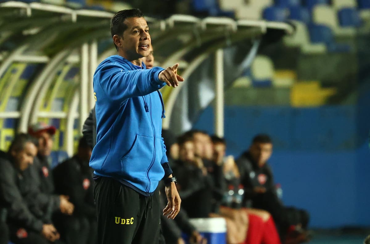 DT de Primera División corre peligro: Colegio de Entrenadores acusó que no puede dirigir en Chile