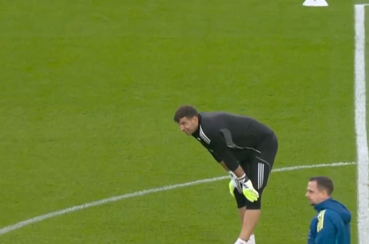 VIDEO | Insólita lesión de Dibu Martínez en la Premier League preocupa a Argentina de cara al Mundial