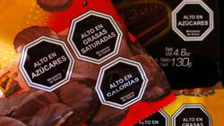 “Evitar su consumo en niños”: Detalles de la nueva etiqueta que tendrán los alimentos en Chile