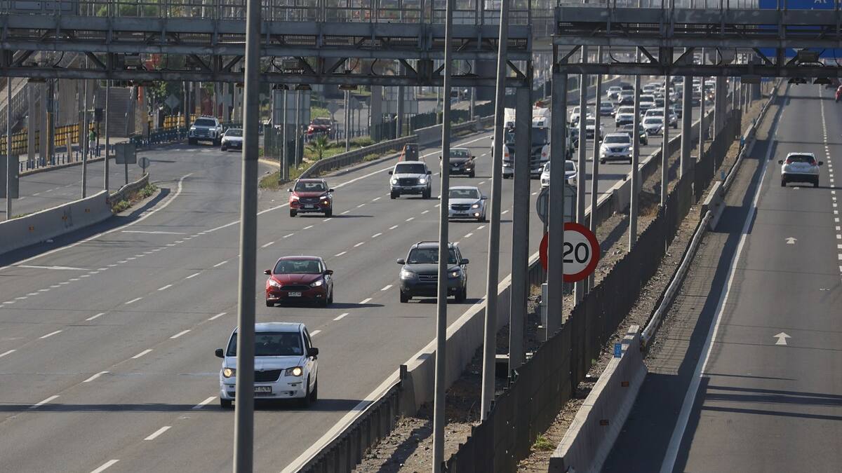 ¿Quién tiene la preferencia: el vehículo que va a velocidad máxima en la pista rápida o el que quiere sobrepasarlo?