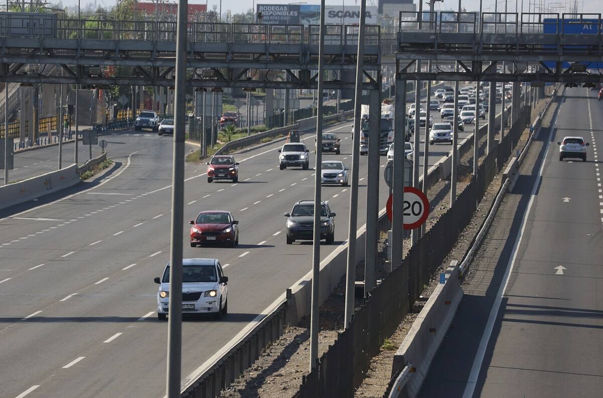 ¿Quién tiene la preferencia: el vehículo que va a velocidad máxima en la pista rápida o el que quiere sobrepasarlo?